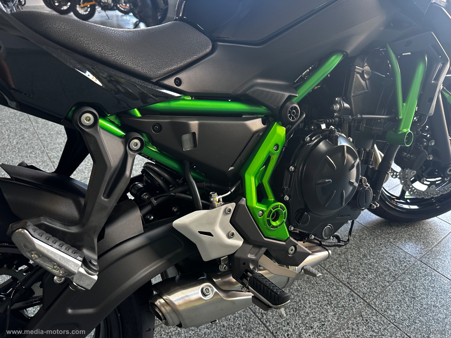 Z 650 Metallic Spark Black / Green - immagine 8