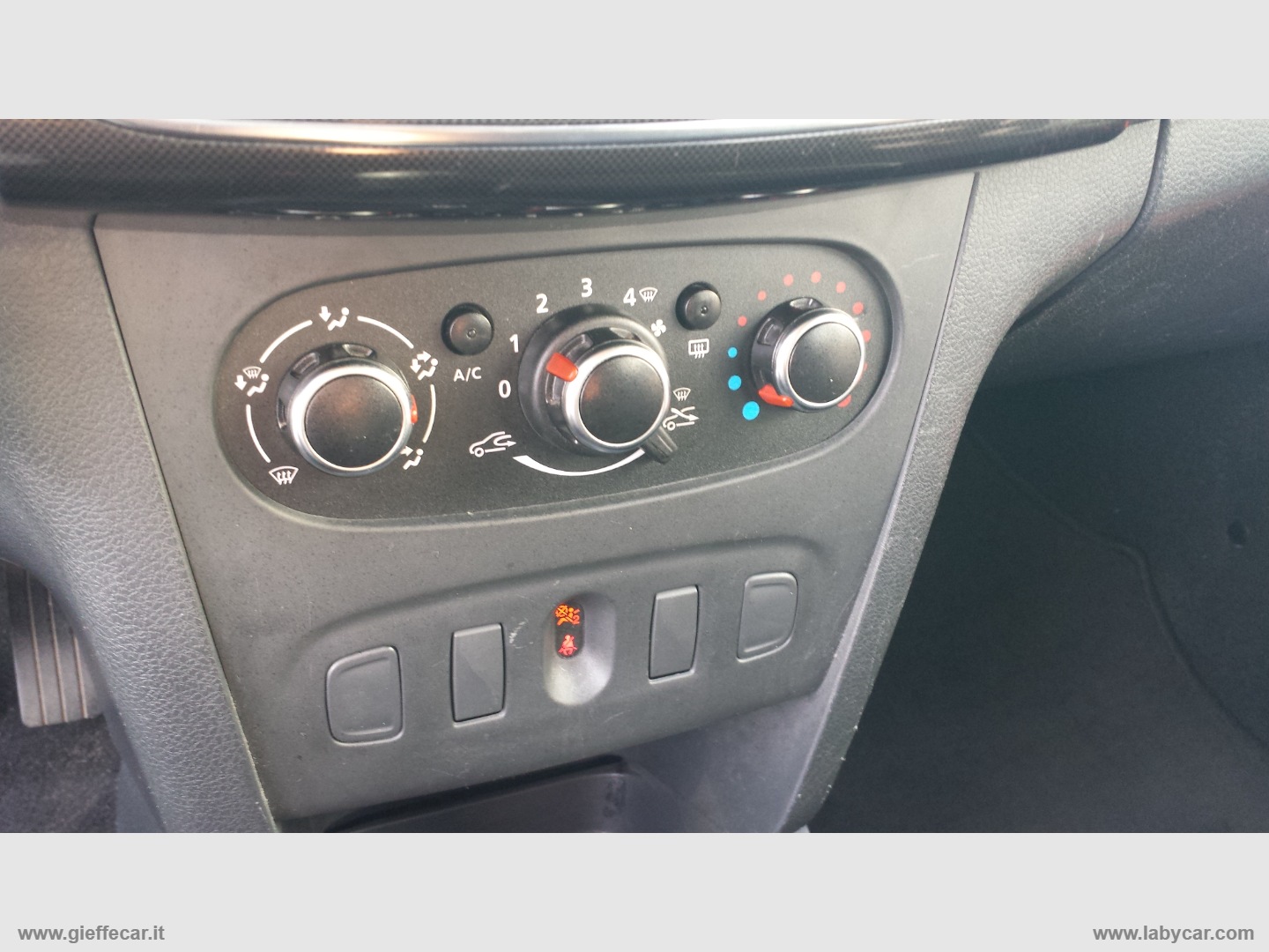 Sandero 1.0 SCe 12V 75 CV Lauréate - immagine 9
