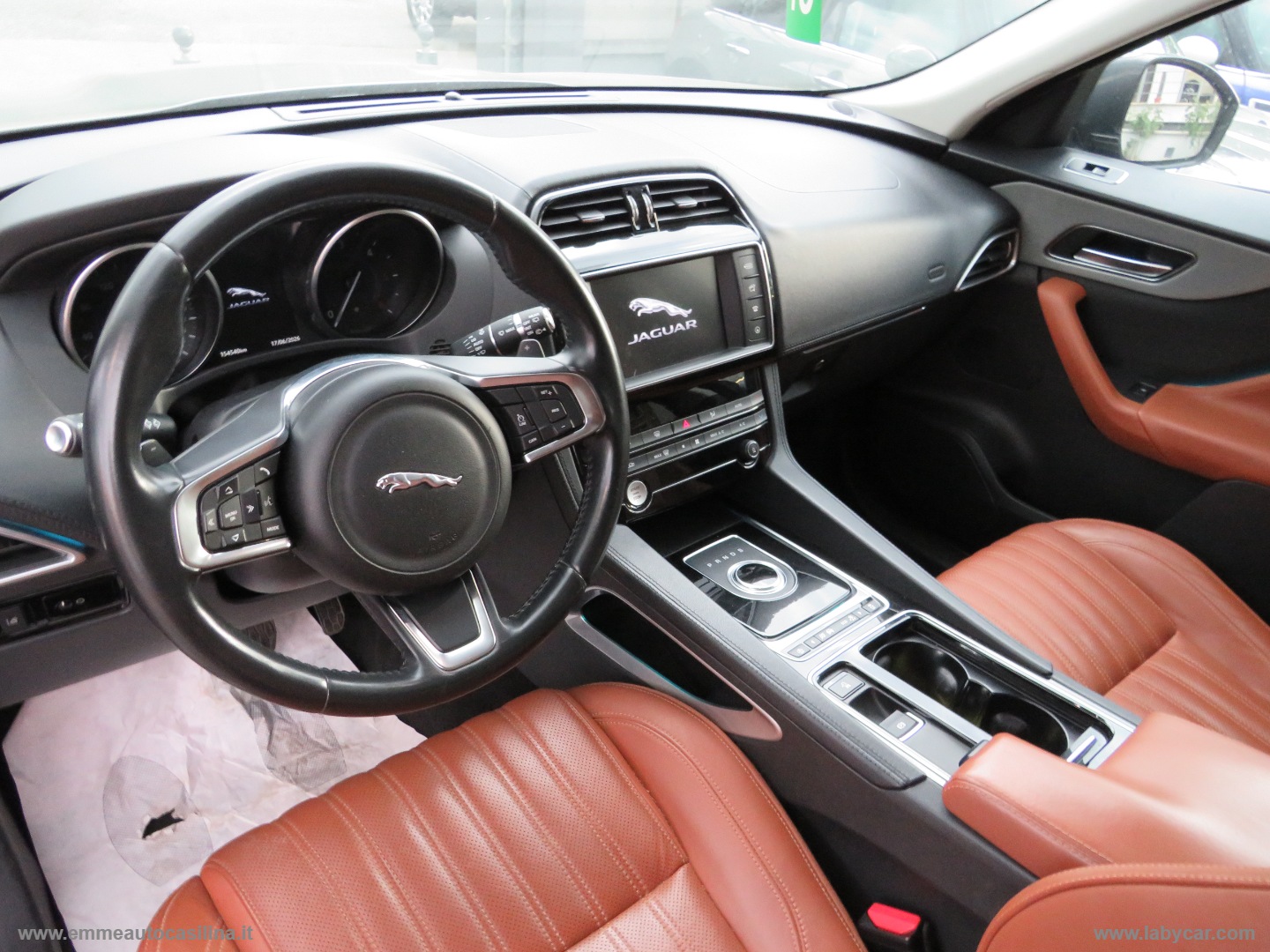 F-Pace 3.0 D V6 300CV AWD aut. Portfolio - immagine 9