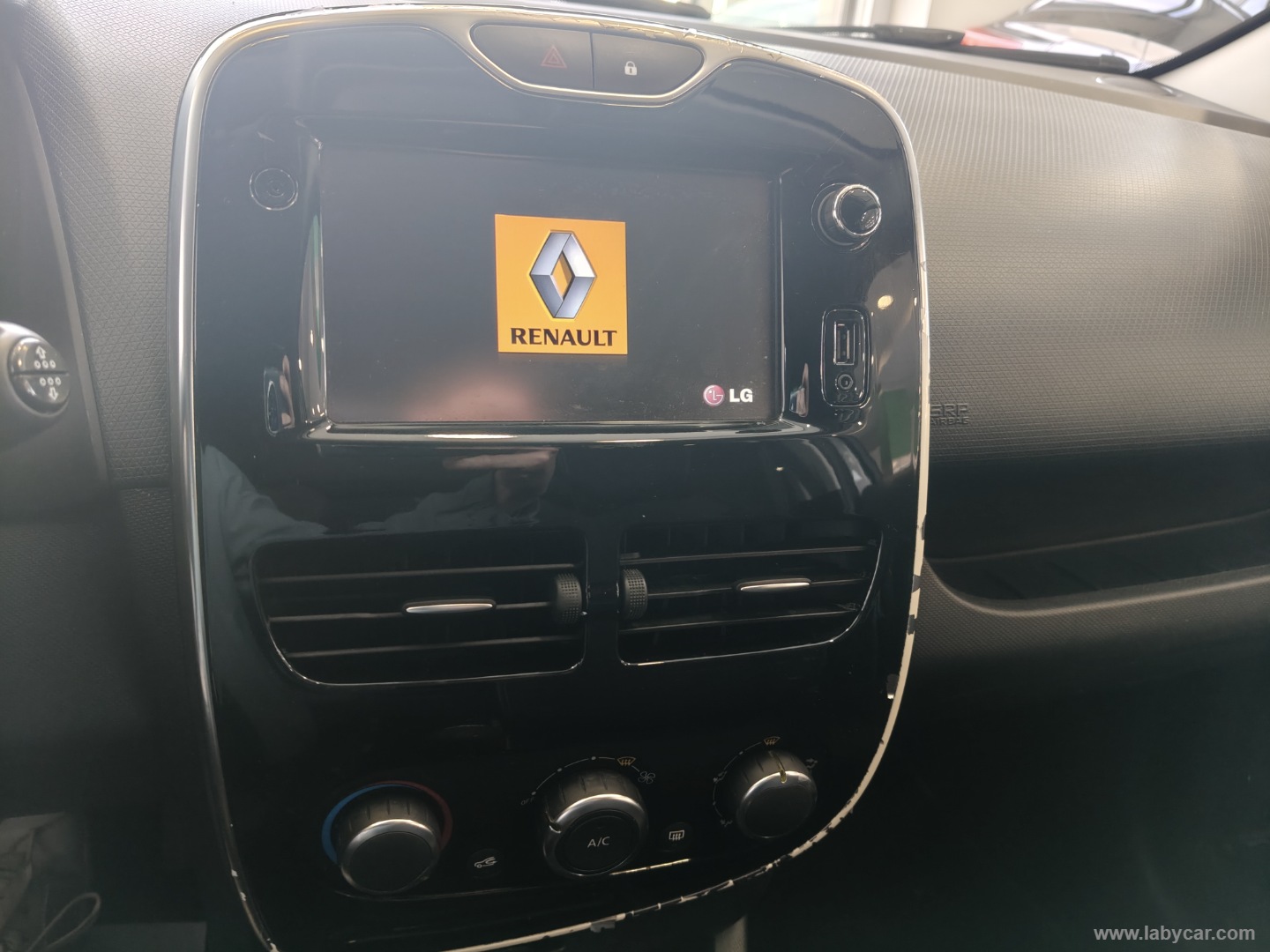 Clio 1.2 75 CV 5p. Costume National - immagine 9