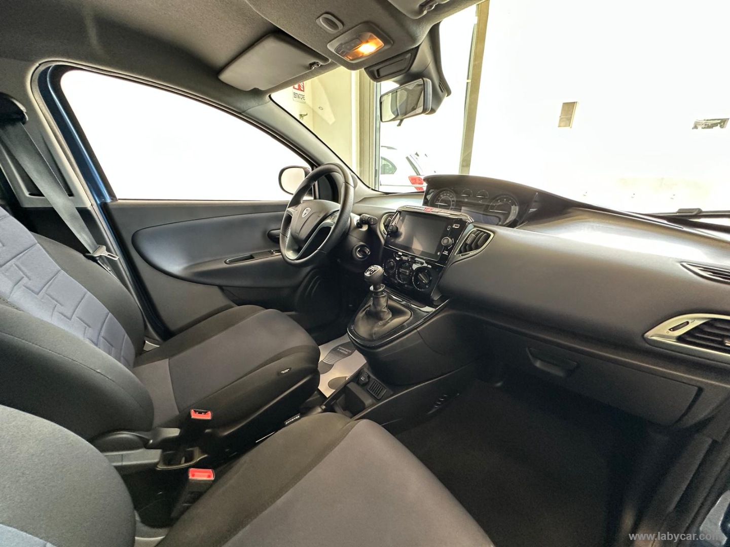 Ypsilon 1.0 FireFly 5p.S&S Hyb. Platino - immagine 9