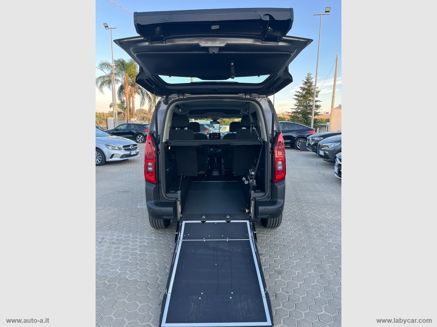 Berlingo BlueHDi 100 S&S SHINE TRASPORTO DISABILI - immagine 9
