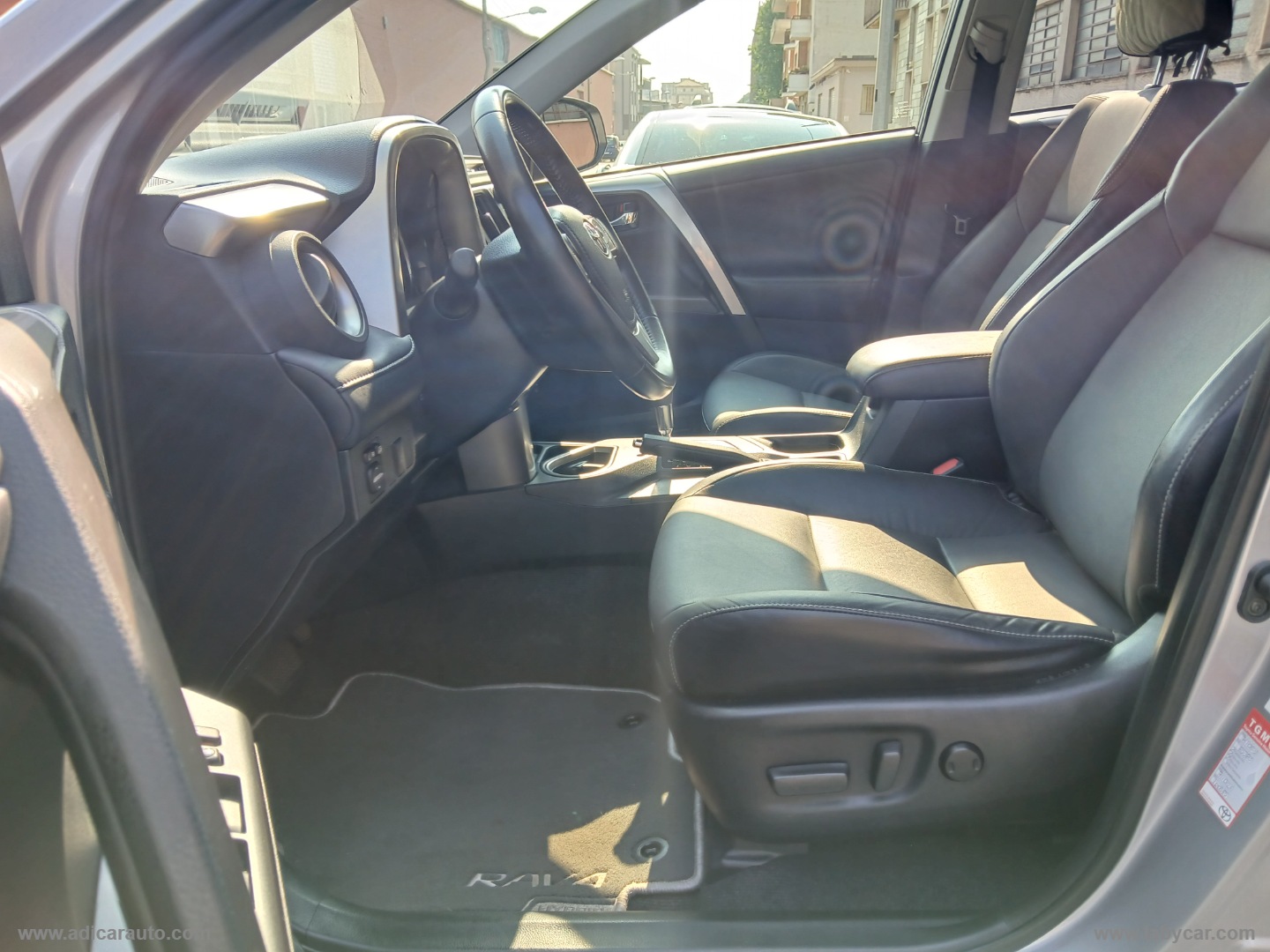 RAV4 2.5 Hybrid 2WD Lounge - immagine 9