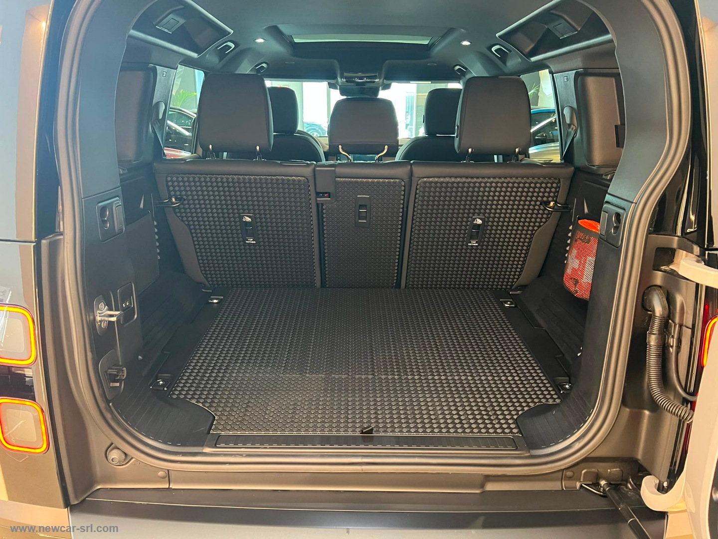 Defender 110 3.0D I6 250 AWD X-Dyn.SE N1 - immagine 9