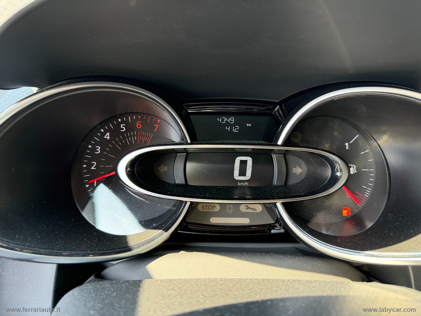 Clio TCe 12V 75CV 5p. Moschino Life - immagine 9
