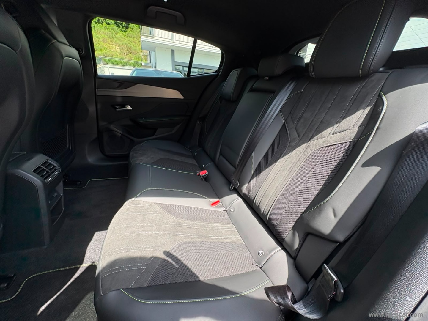 Peugeot 408 Hybrid 145 e-DCS6 GT - Immagine 9