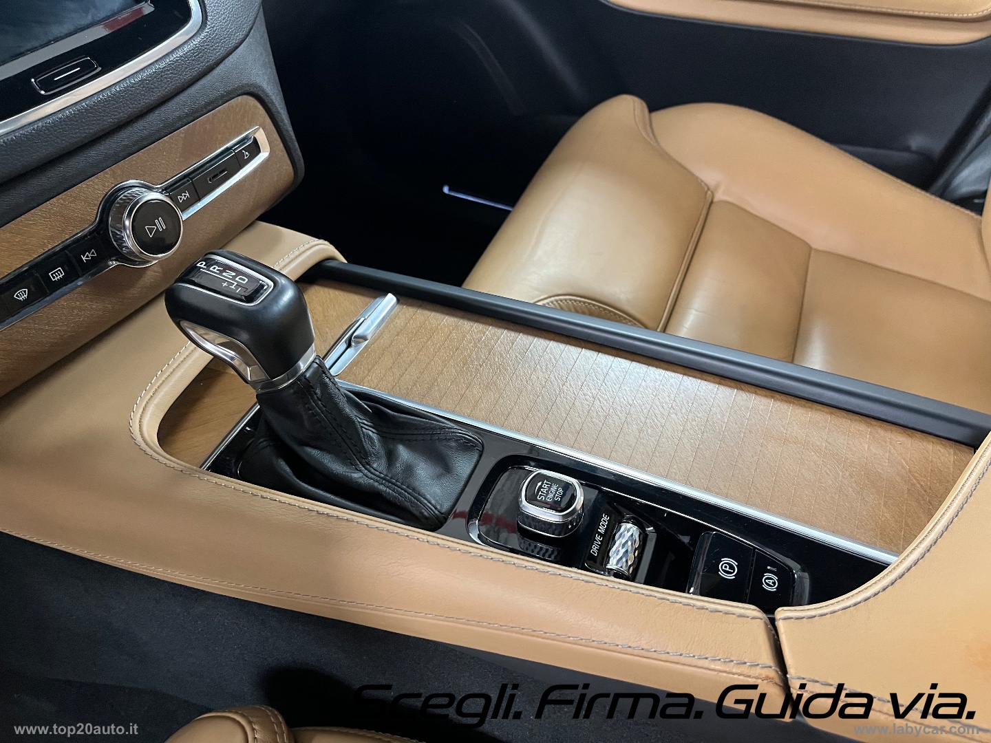 XC90 D5 AWD Geartronic Inscription|TOTAL BLACK|PELLE TOTALE - immagine 9