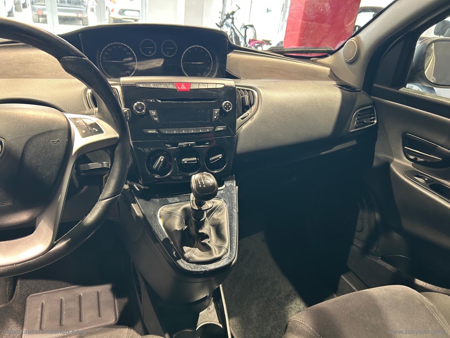 Ypsilon 0.9 T.Air 85CV METANO 5p. Gold - immagine 9