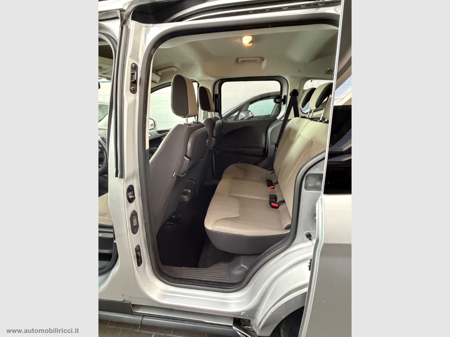 Tourneo Courier 1.0 EcoBoost 100 CV TITANIUM - immagine 9