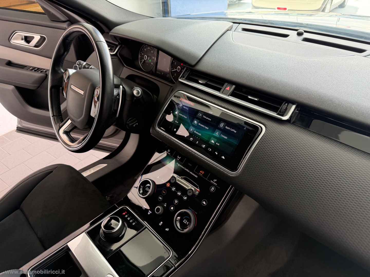 RR Velar 2.0 Si4 250 CV R-Dynamic - immagine 9