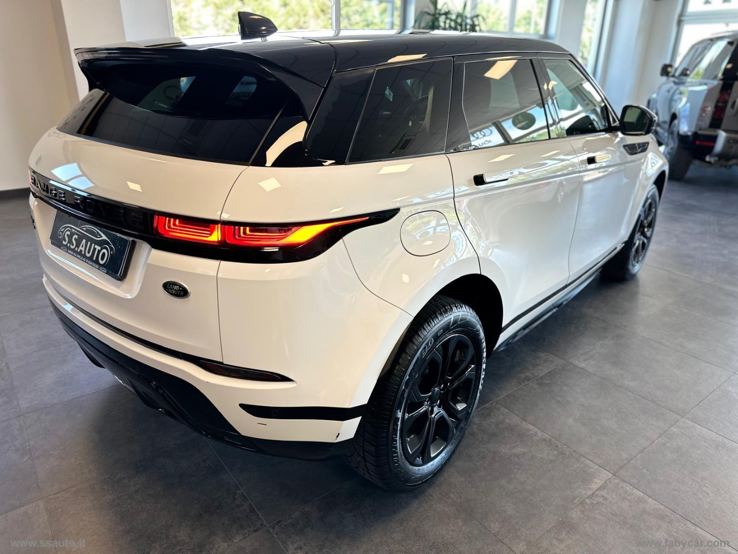 RR Evoque 2.0D L.Flw 150 AWD R-Dyn.HSE TAGLIANDI CERTIFICATI!! - immagine 9