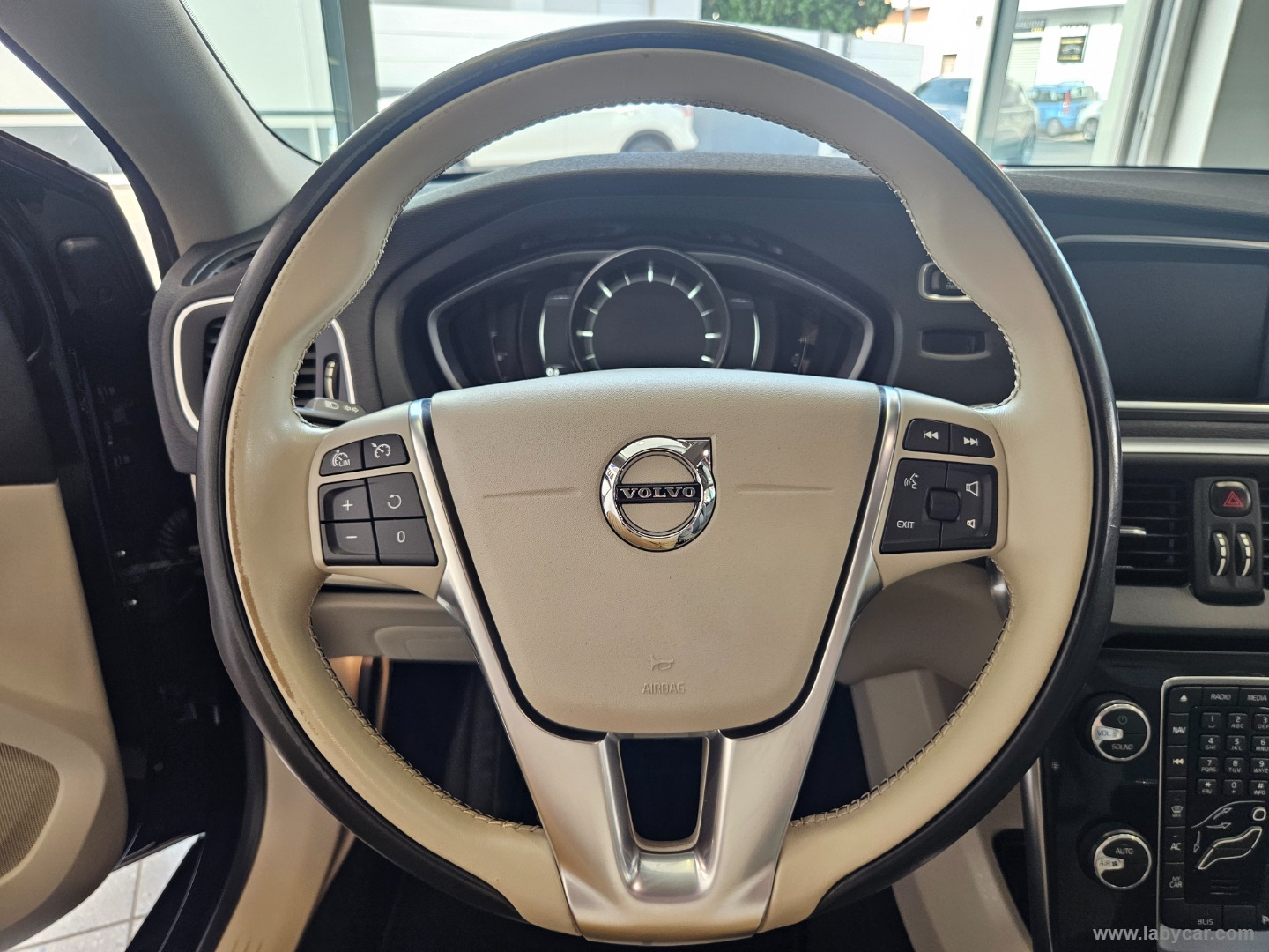 V40 D2 Momentum - immagine 10