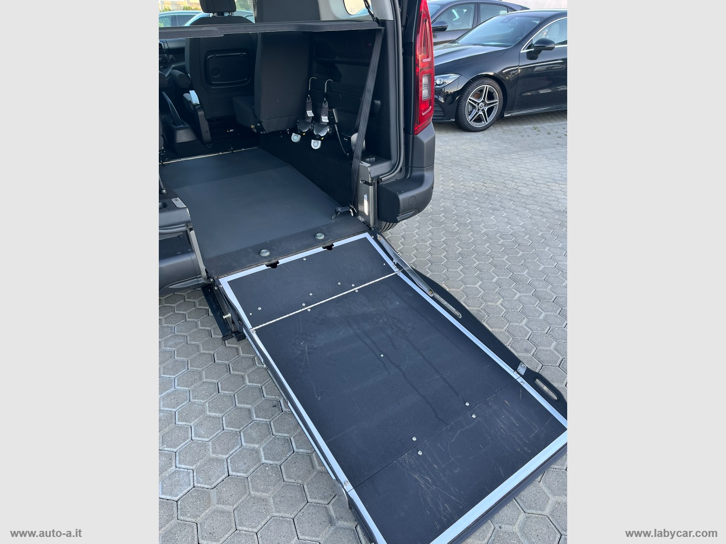 Berlingo BlueHDi 100 S&S SHINE TRASPORTO DISABILI - immagine 10