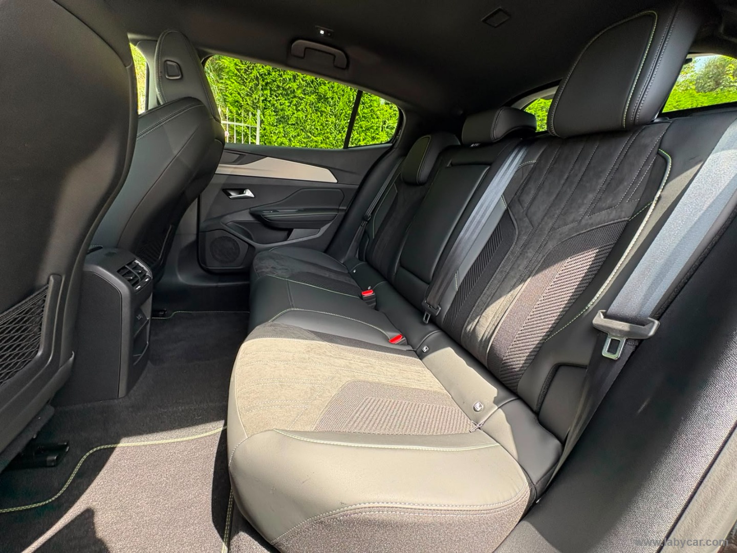 Peugeot 408 Hybrid 145 e-DCS6 GT - Immagine 10