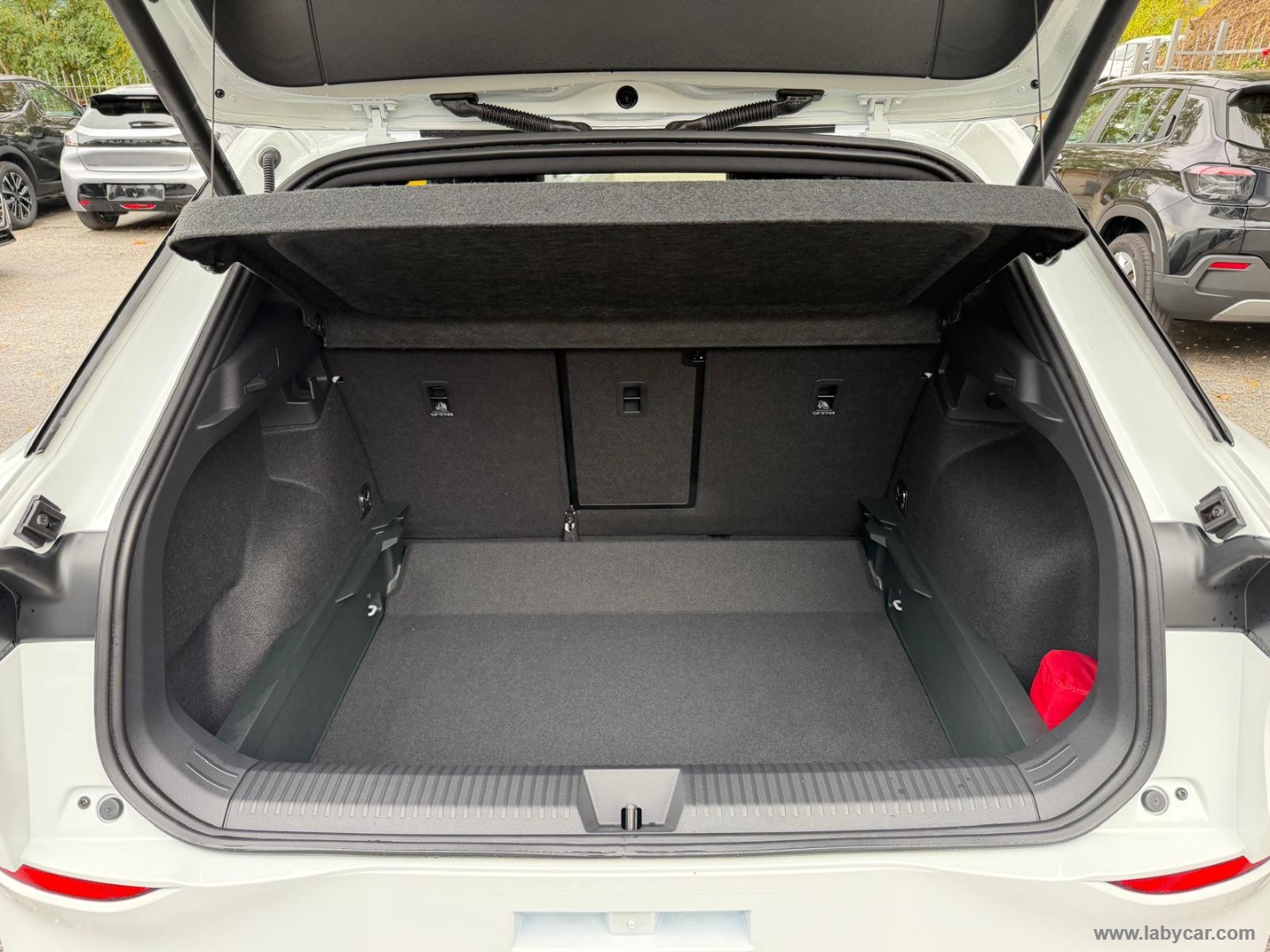 Volkswagen T-Roc 1.5 eTSI ACT 150 CV DSG R-Line - Immagine 10