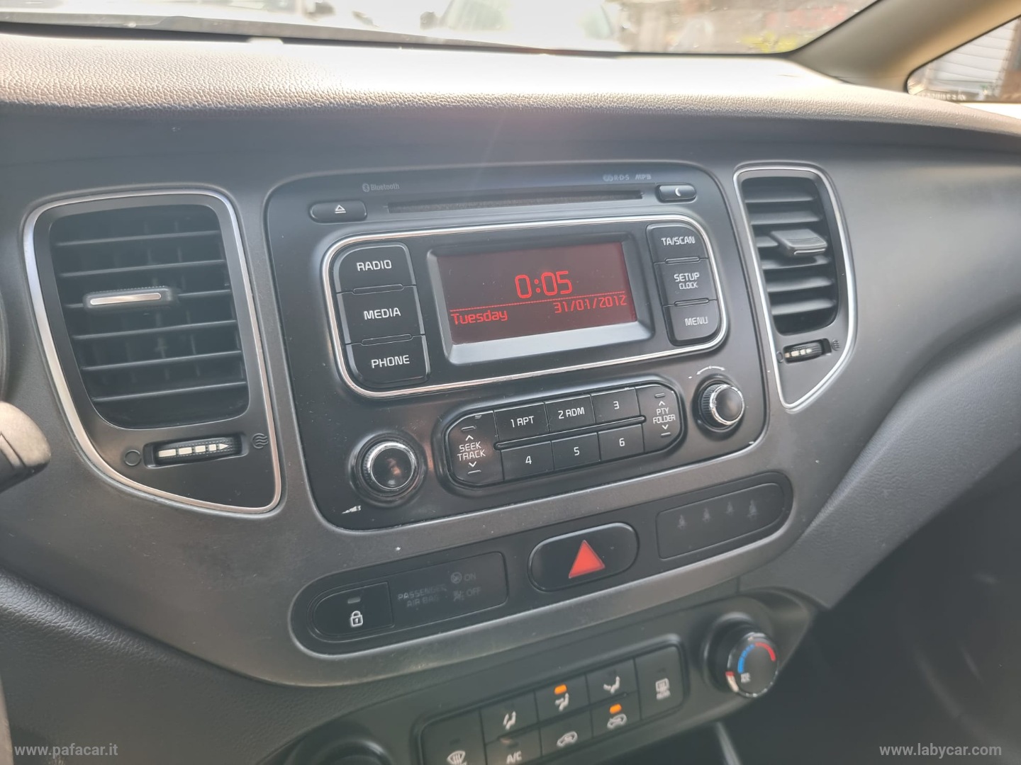 Carens 1.7 CRDi 115 CV Cool - immagine 10