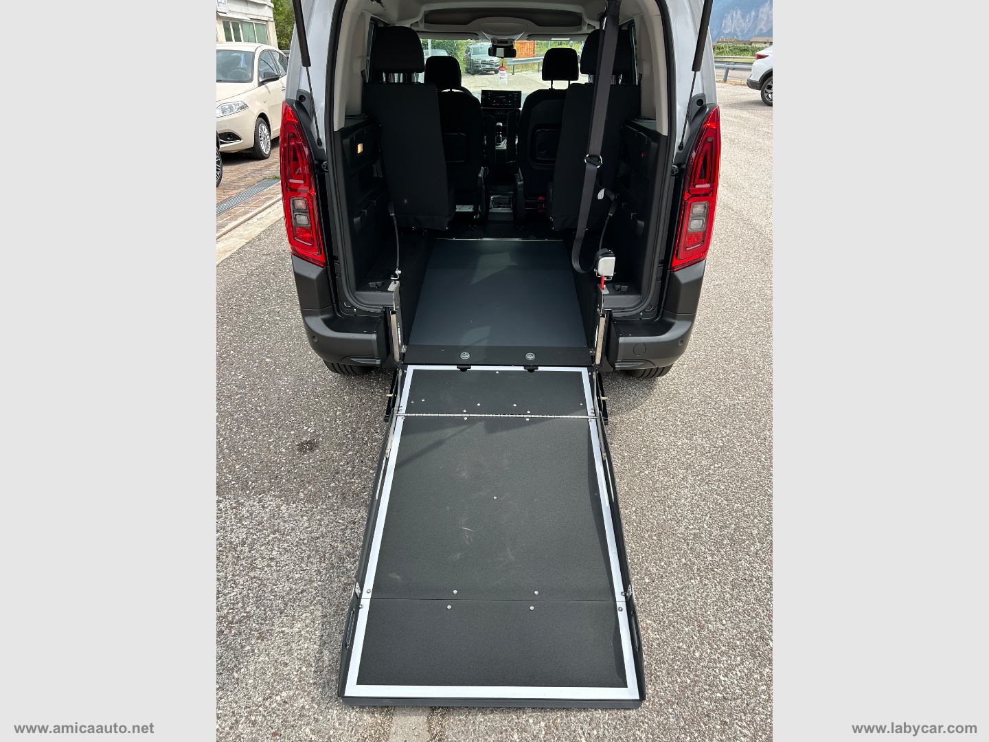 Doblò 1.5 BlueHdi 100CV Combi - All. Olmedo PIANALE RIBASSATO CON RAMPA ACCESSO CARROZZINA - immagine 10