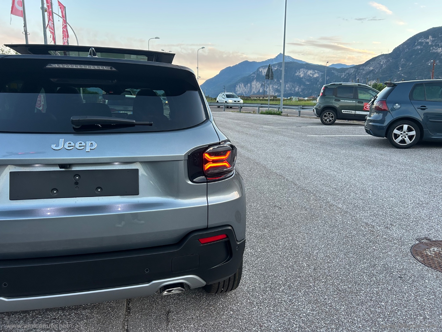Avenger 1.2 Turbo 110CV e-Hybr. Summit VERNICE BICOLORE GRIGIO GRANITE/TETTO NERO - immagine 10
