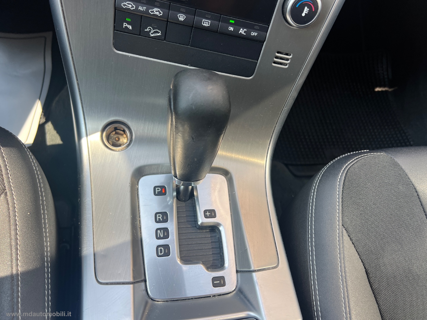 XC60 2.4 D 163CV AWD Geartronic Momentum MOLTO BEN TENUTA - immagine 10