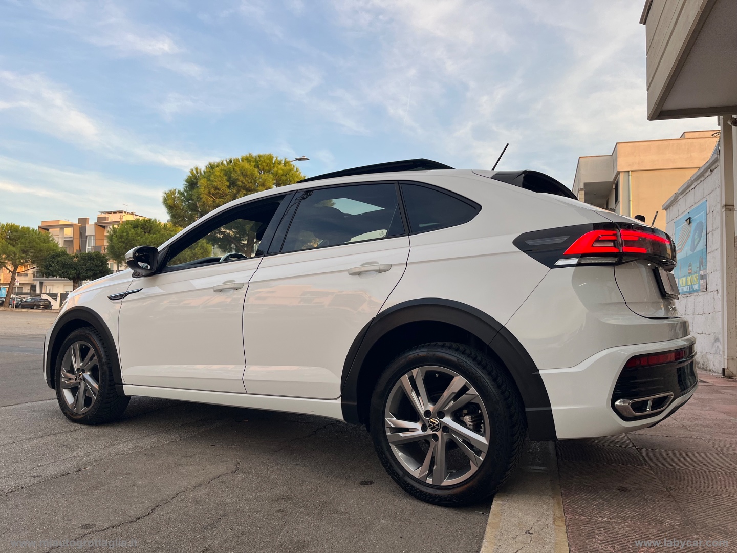 Taigo 1.0 TSI 110 CV DSG R-Line -TETTO - immagine 10