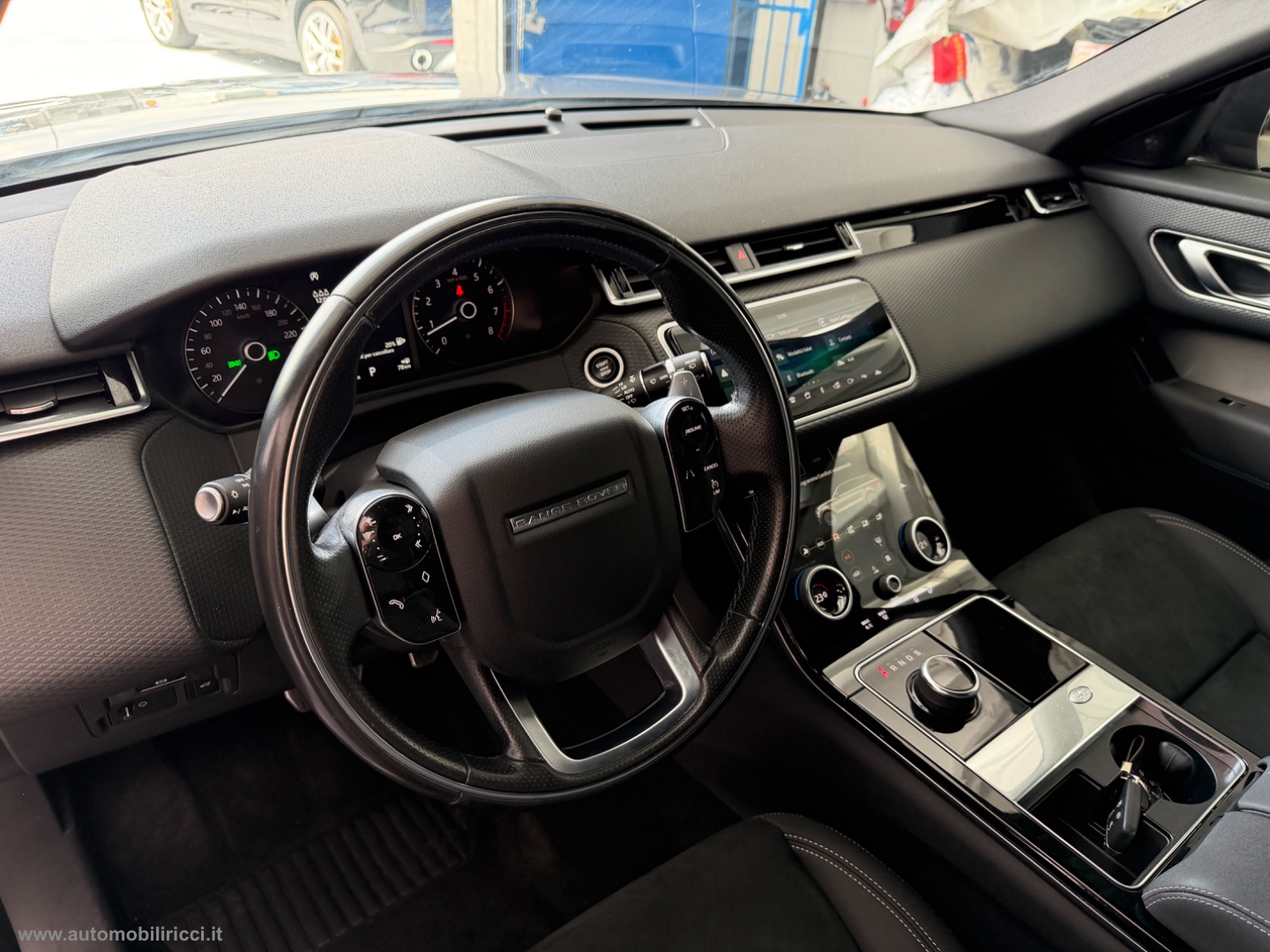 RR Velar 2.0 Si4 250 CV R-Dynamic - immagine 10