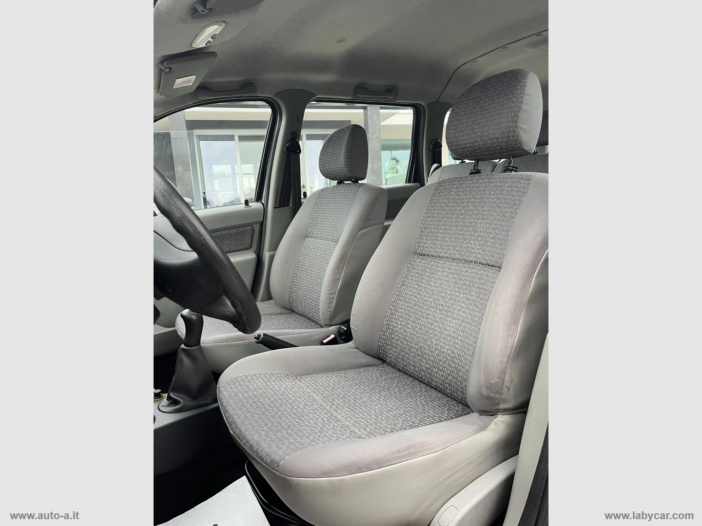 Logan MCV 1.5 dCi 70 CV 5 posti Ambiance - immagine 11
