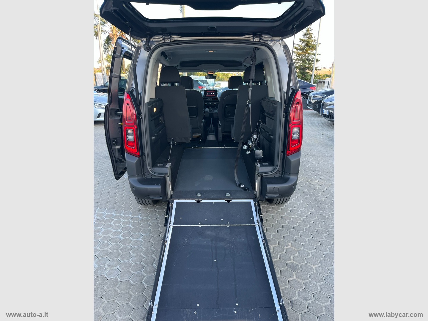 Berlingo BlueHDi 100 S&S SHINE TRASPORTO DISABILI - immagine 11