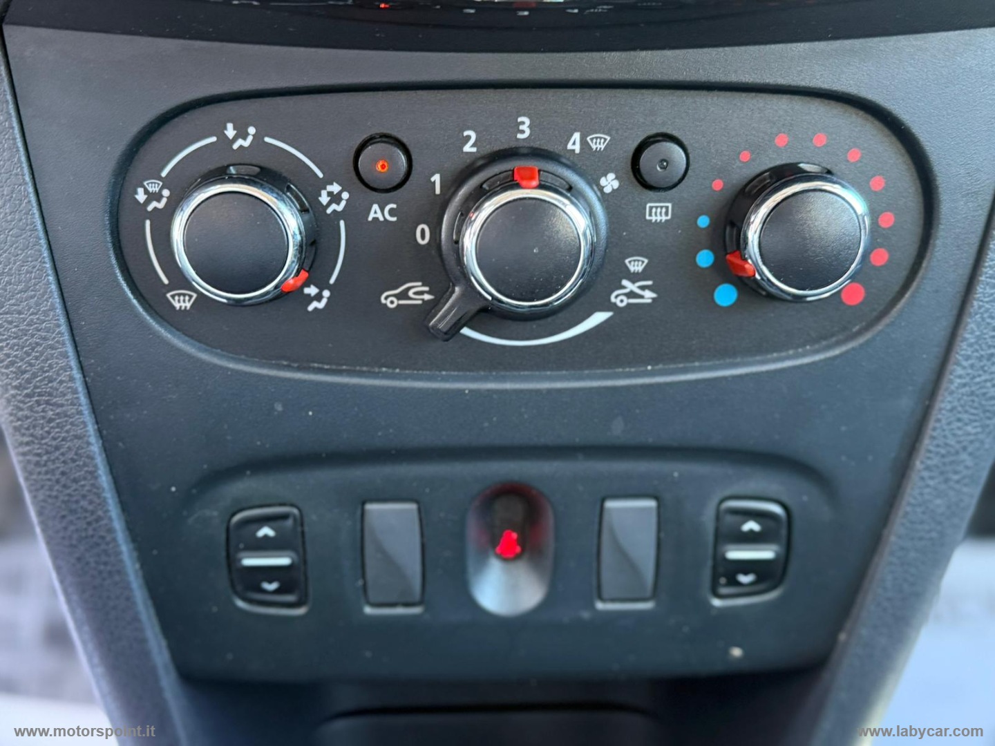 Sandero 1.5 dCi 8V 75 CV Lauréate - immagine 11