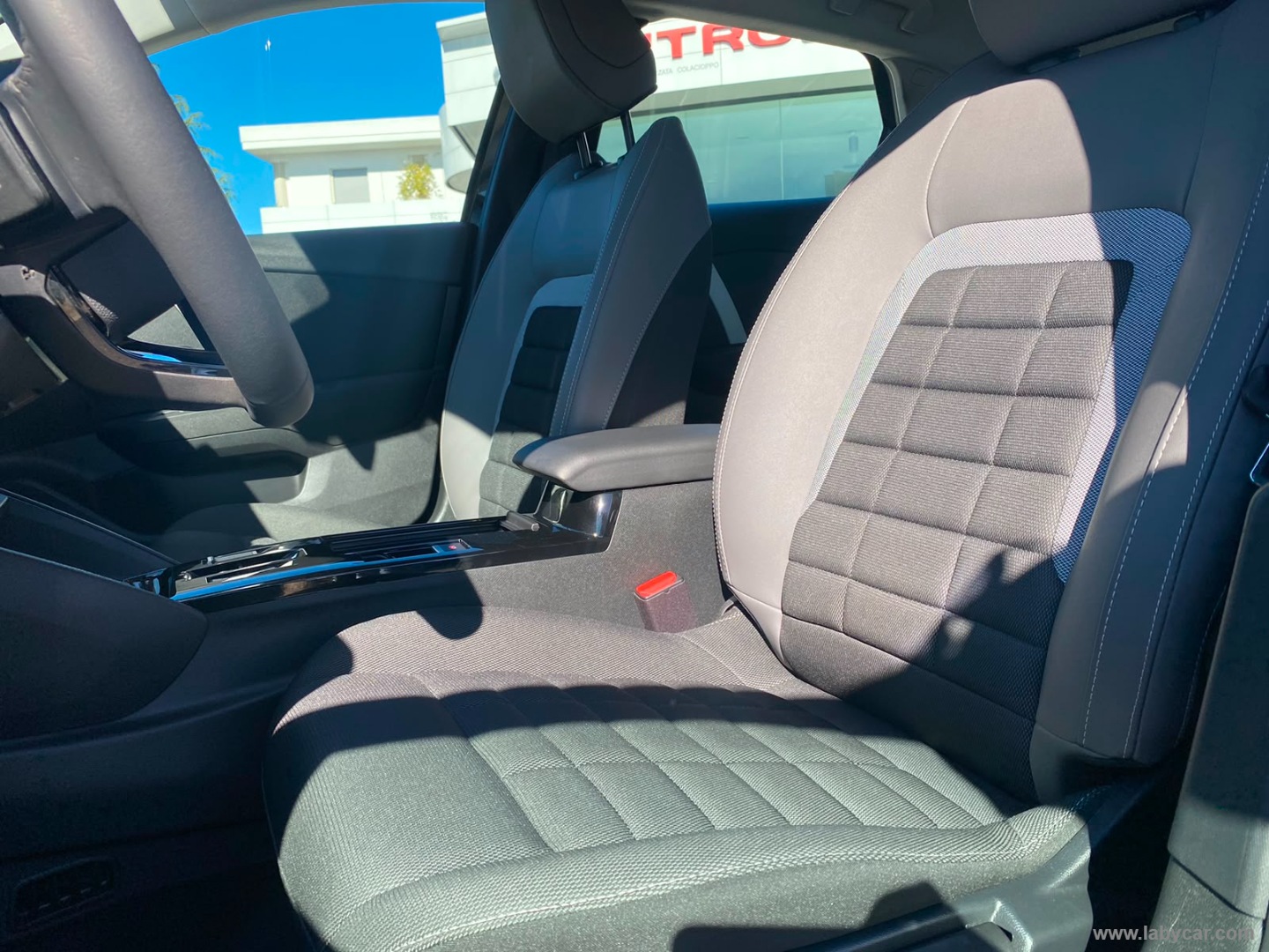 Citroën C4 Hybrid 145 e-DCS6 Plus - Immagine 11