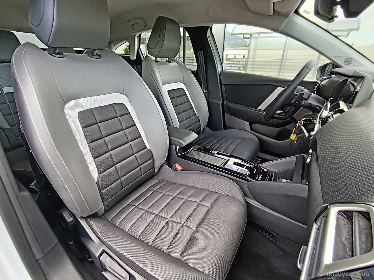 Citroën C4 Hybrid 145 e-DCS6 Plus - Immagine 11