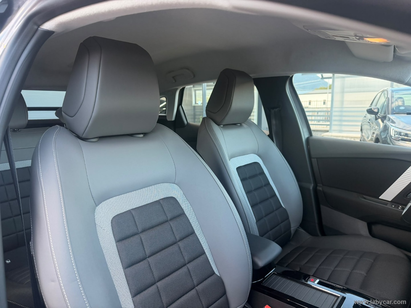Citroën C4 Hybrid 145 e-DCS6 Plus - Immagine 11