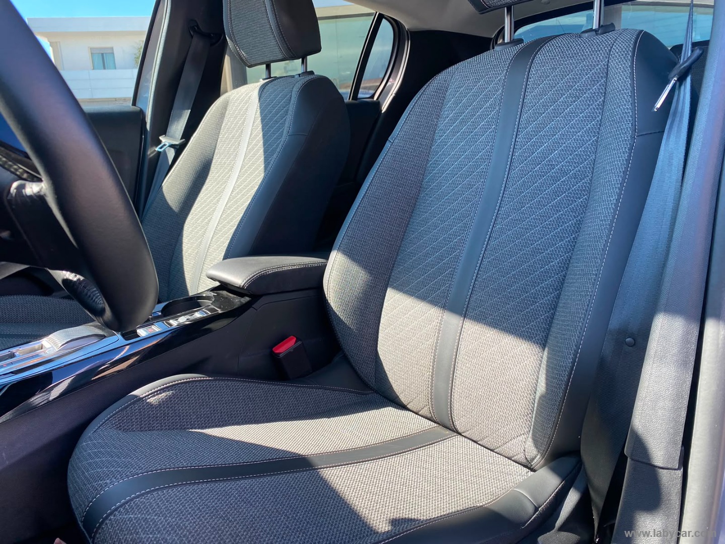 Peugeot 208 Hybrid 110 e-DCS6 Allure - Immagine 11