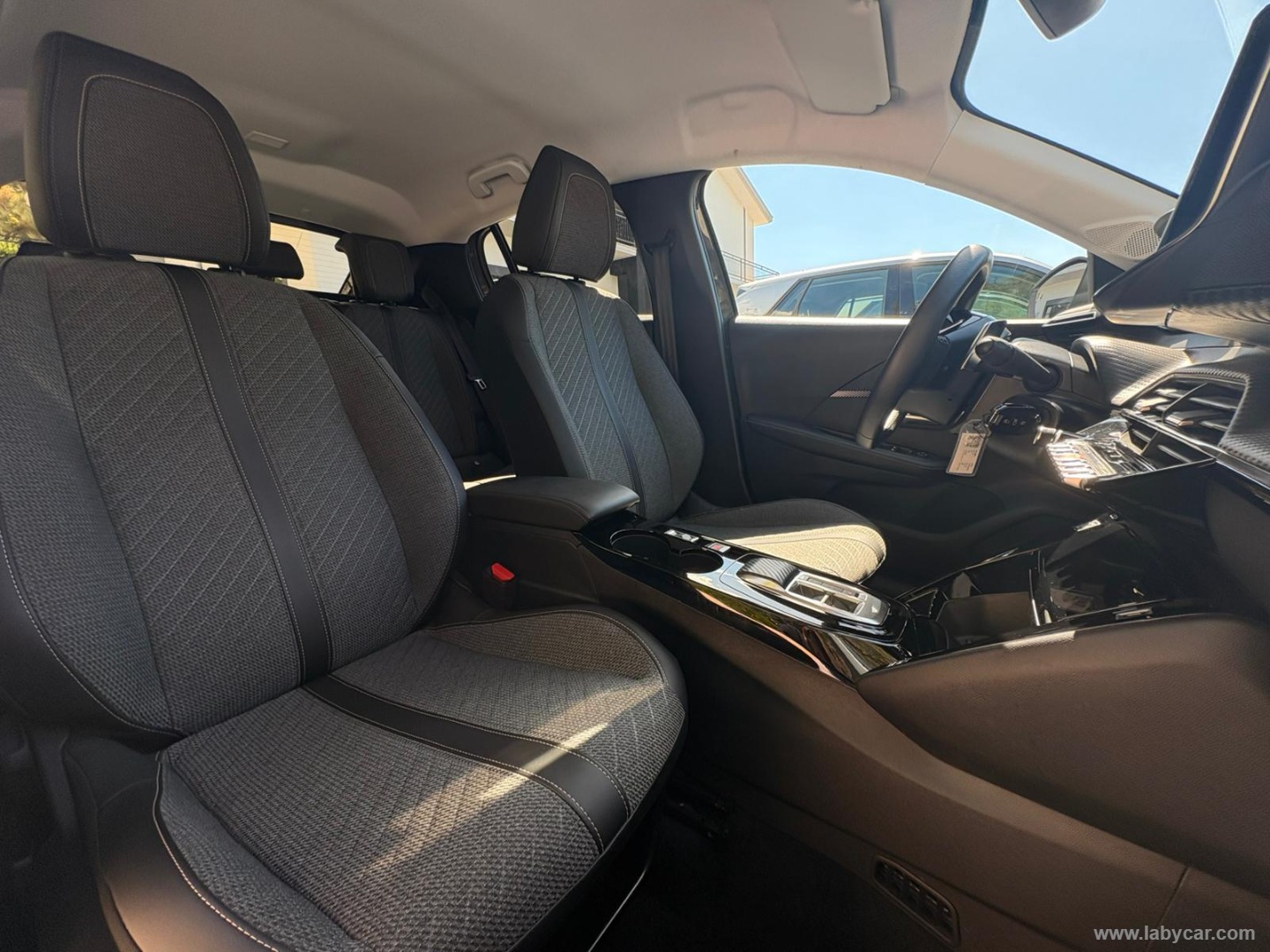 Peugeot 208 Hybrid 110 e-DCS6 Allure - Immagine 11