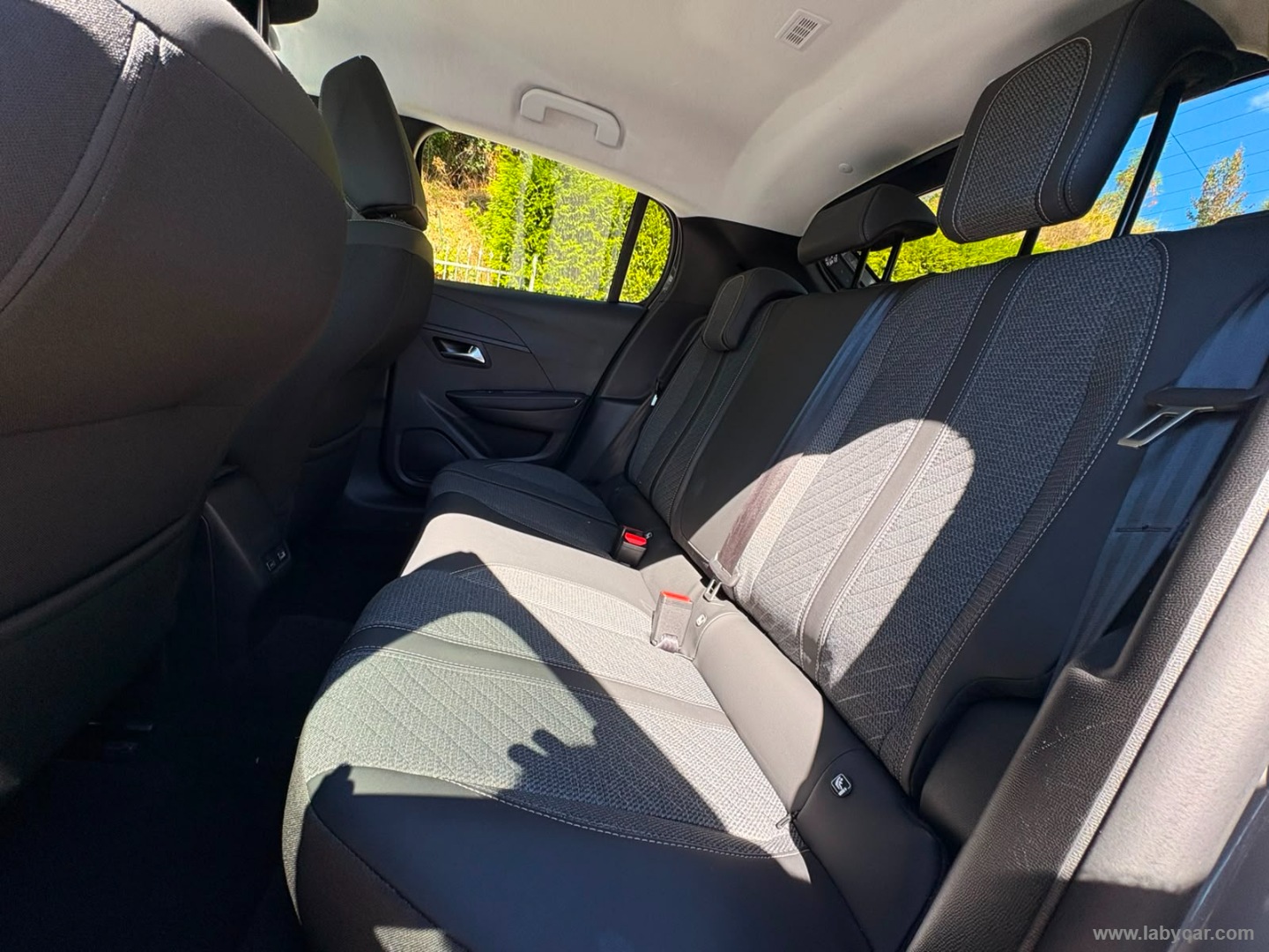Peugeot 208 Hybrid 110 e-DCS6 Allure - Immagine 11