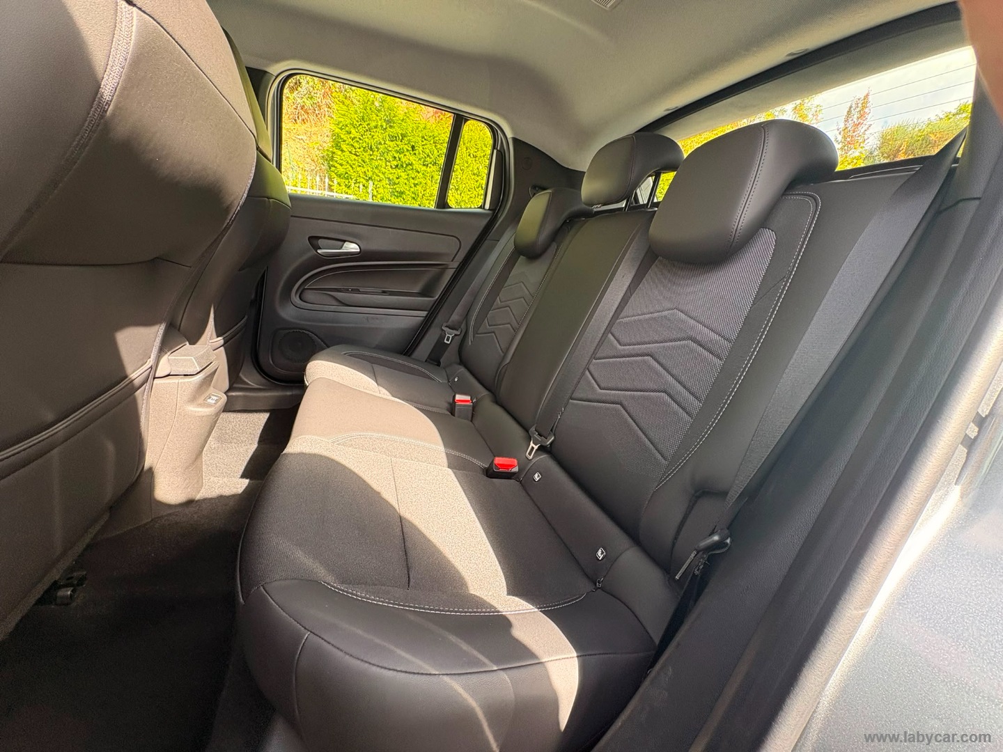 Jeep Avenger 1.2 Turbo Altitude - Immagine 11