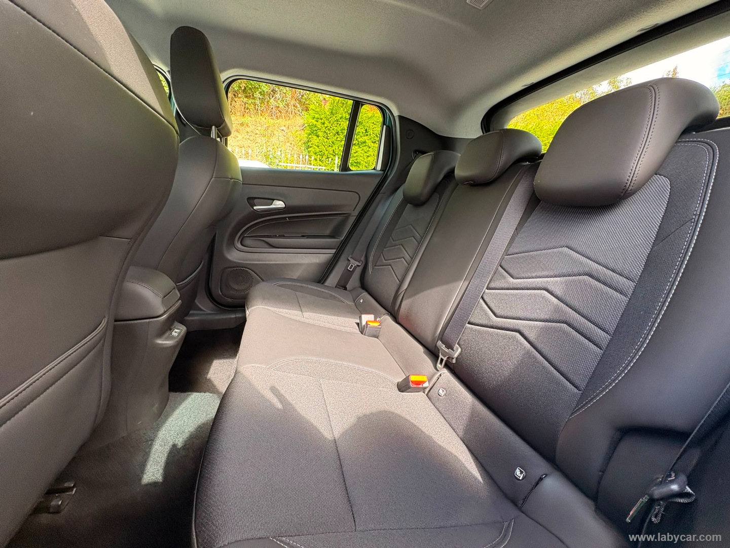 Jeep Avenger 1.2 Turbo Altitude - Immagine 11