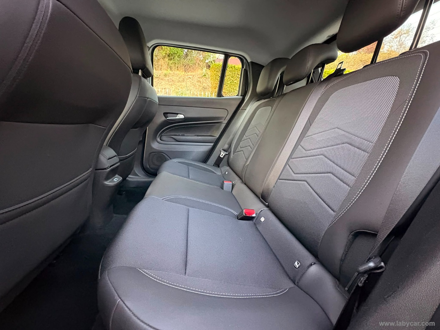 Jeep Avenger 1.2 Turbo Altitude - Immagine 11