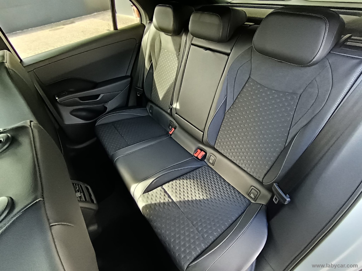 Volkswagen T-Roc 1.5 eTSI ACT 150 CV DSG R-Line - Immagine 11