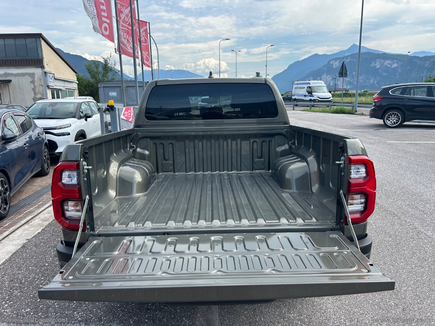Hilux 2.8 D-4D 48V A/T 4WD DC Invincible - immagine 11