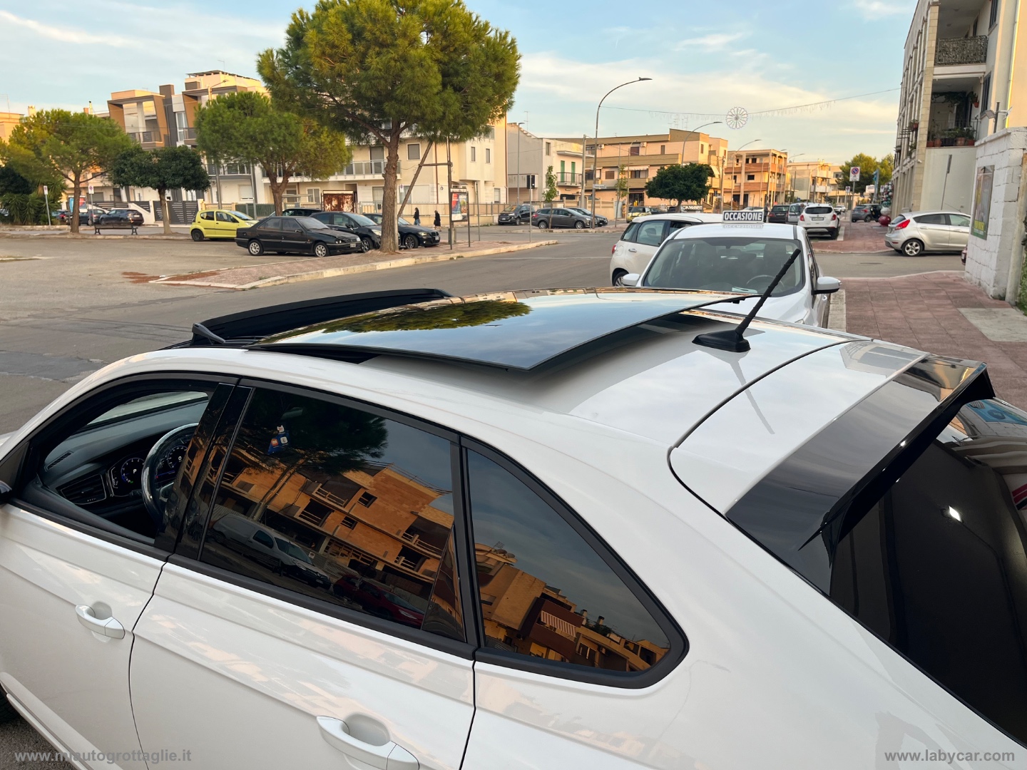 Taigo 1.0 TSI 110 CV DSG R-Line -TETTO - immagine 11