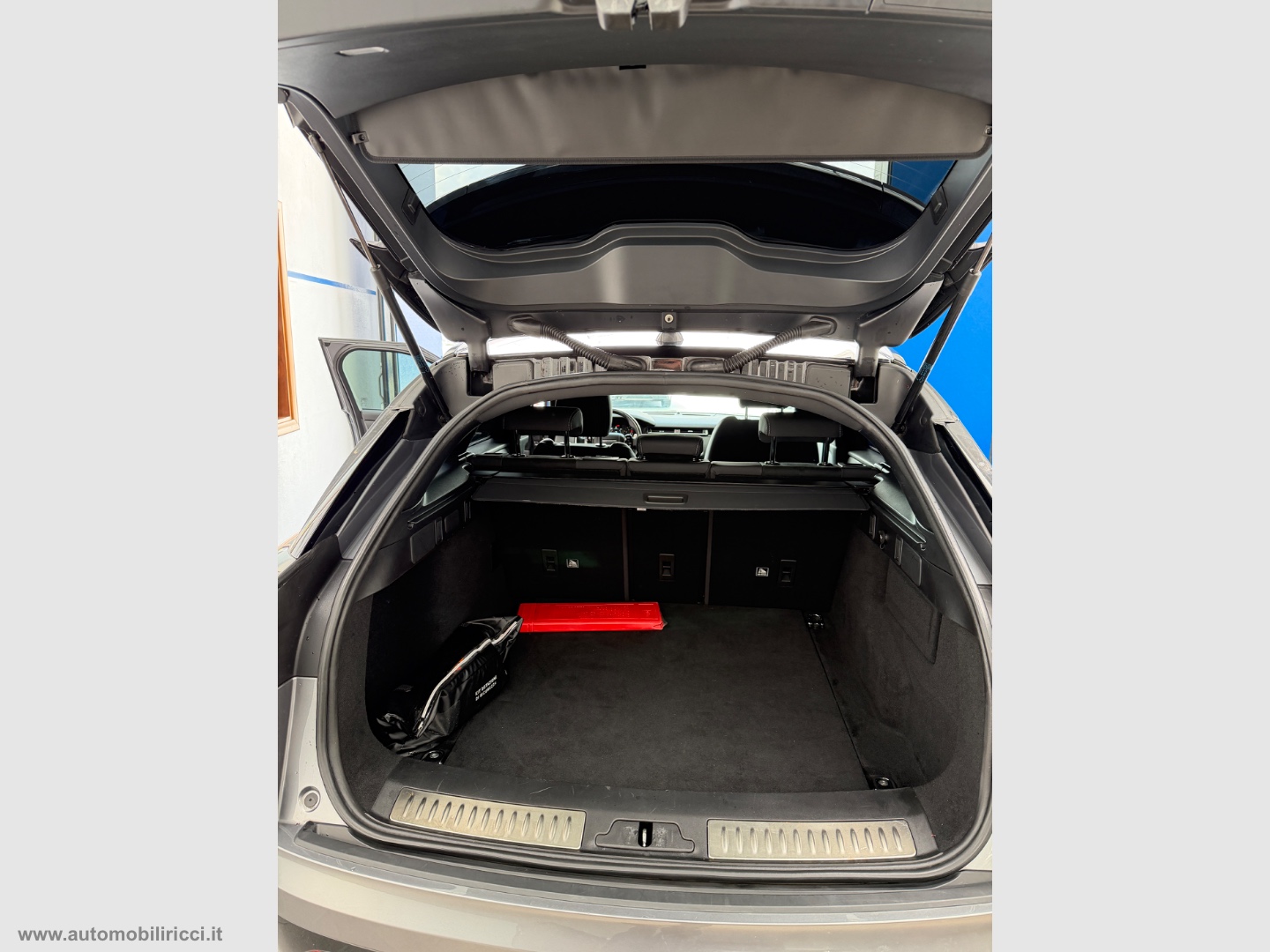 RR Velar 2.0 Si4 250 CV R-Dynamic - immagine 11