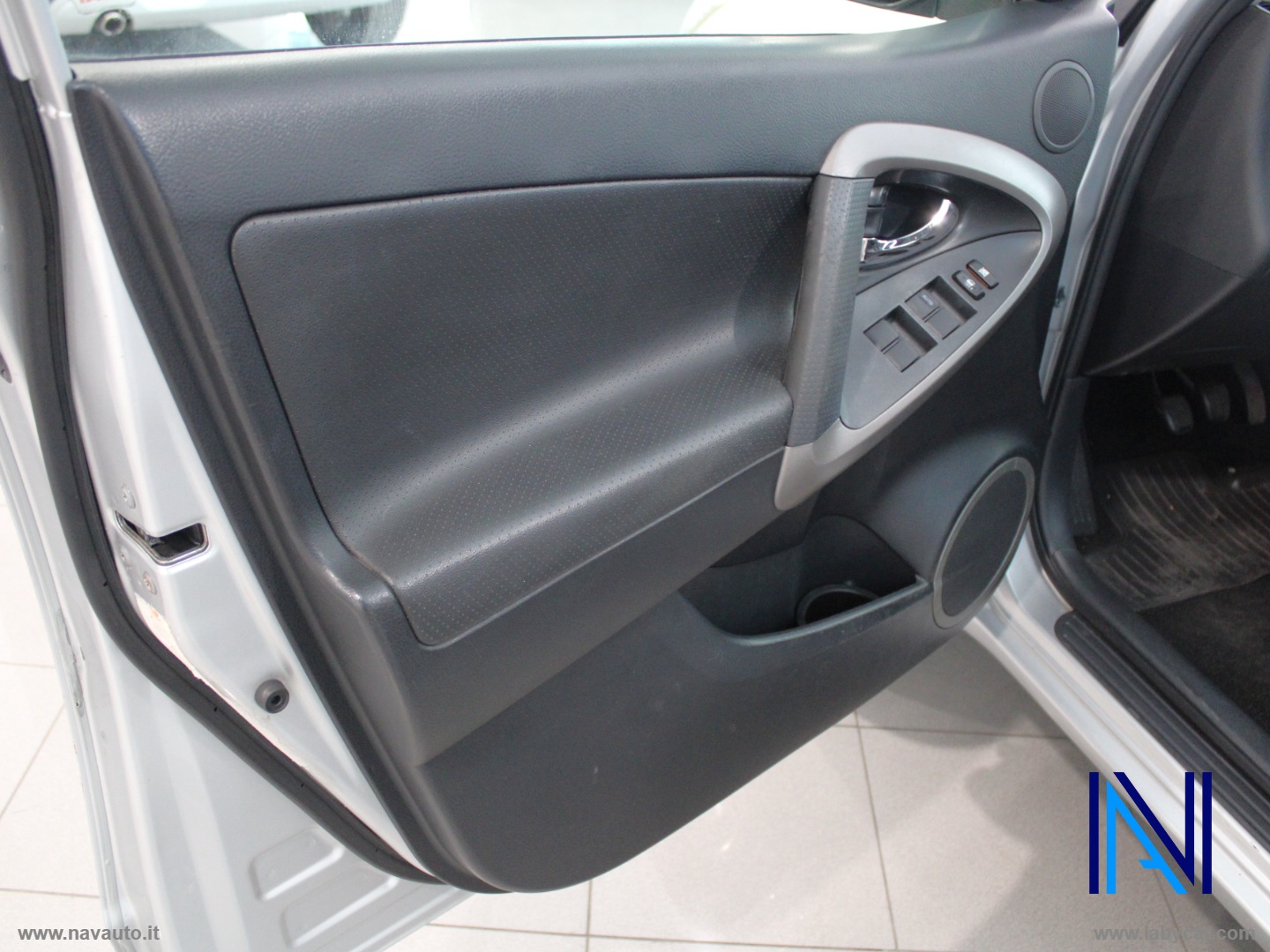 RAV4 2.2 D-4D 177 CV Luxury - immagine 11
