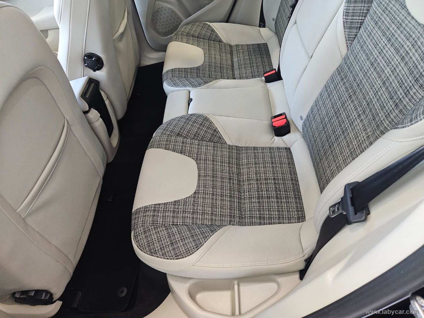 V40 D2 Momentum - immagine 12