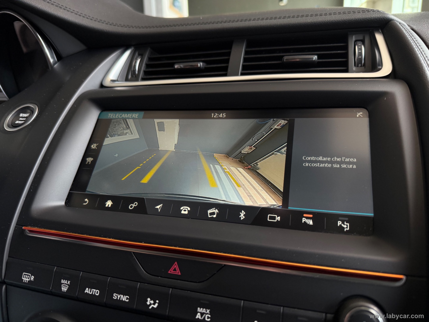 E-Pace 2.0D 150CV AWD aut. - immagine 12