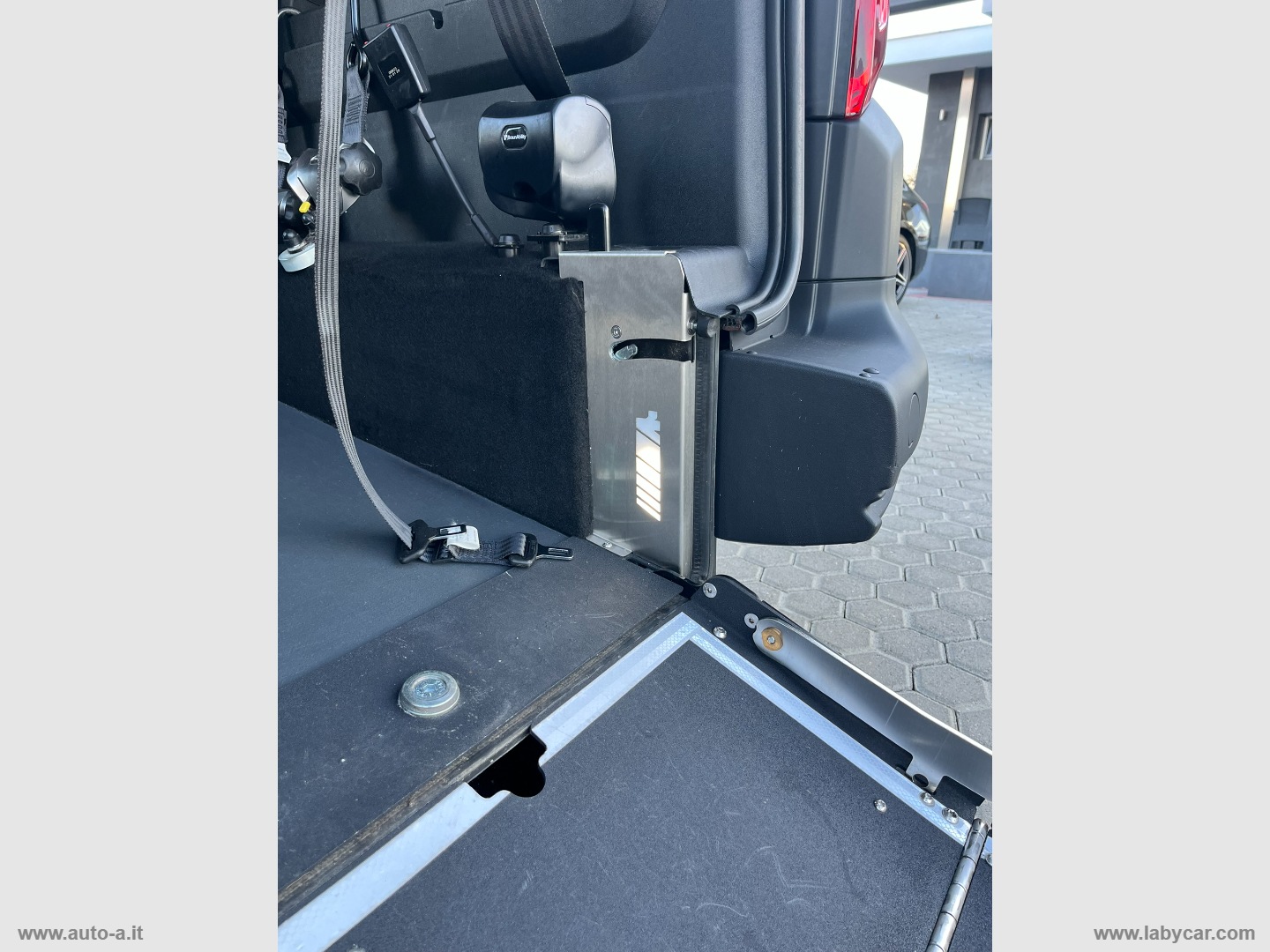 Berlingo BlueHDi 100 S&S SHINE TRASPORTO DISABILI - immagine 12