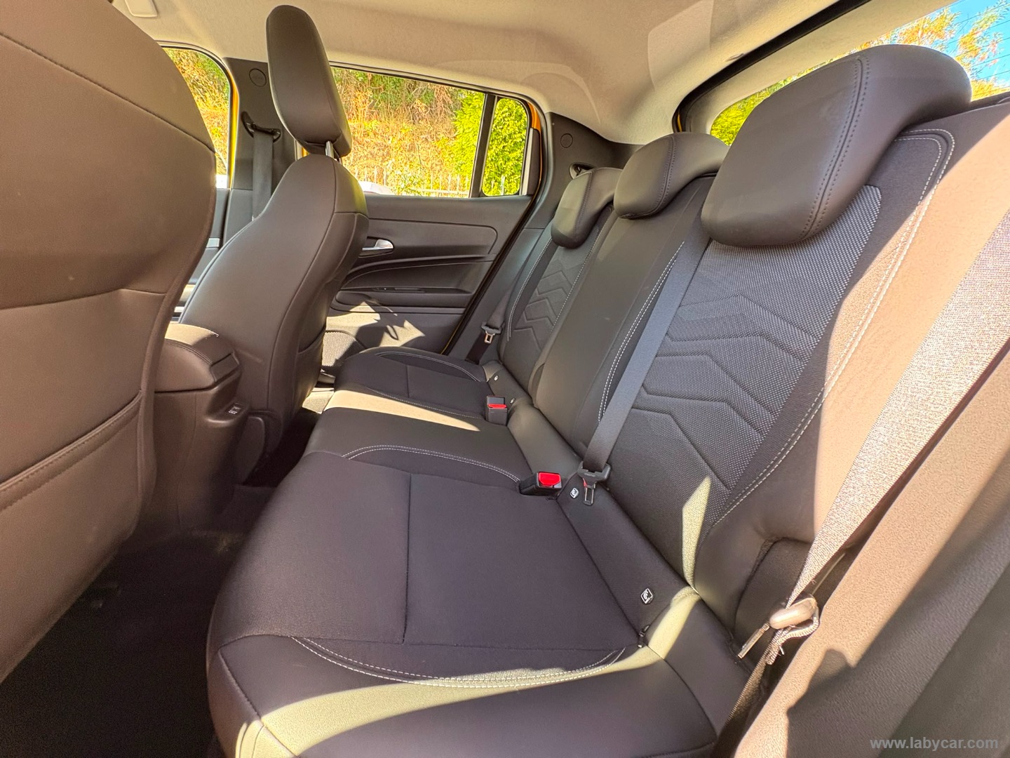 Jeep Avenger 1.2 Turbo Altitude - Immagine 12