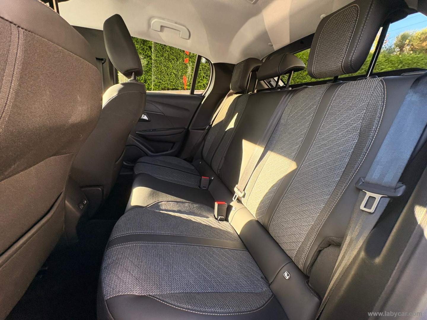 Peugeot 208 Hybrid 110 e-DCS6 Allure - Immagine 12