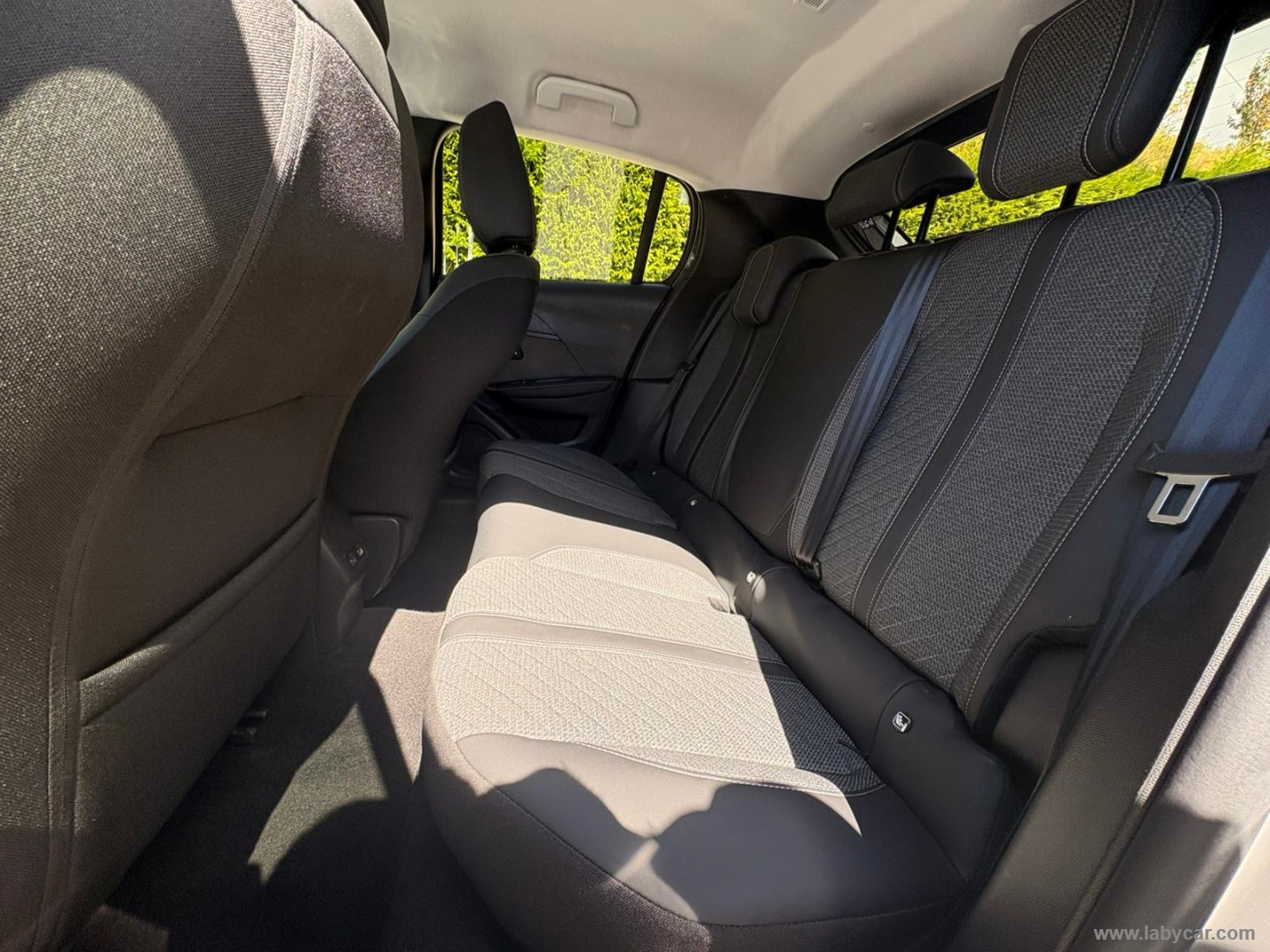 Peugeot 208 Hybrid 110 e-DCS6 Allure - Immagine 12