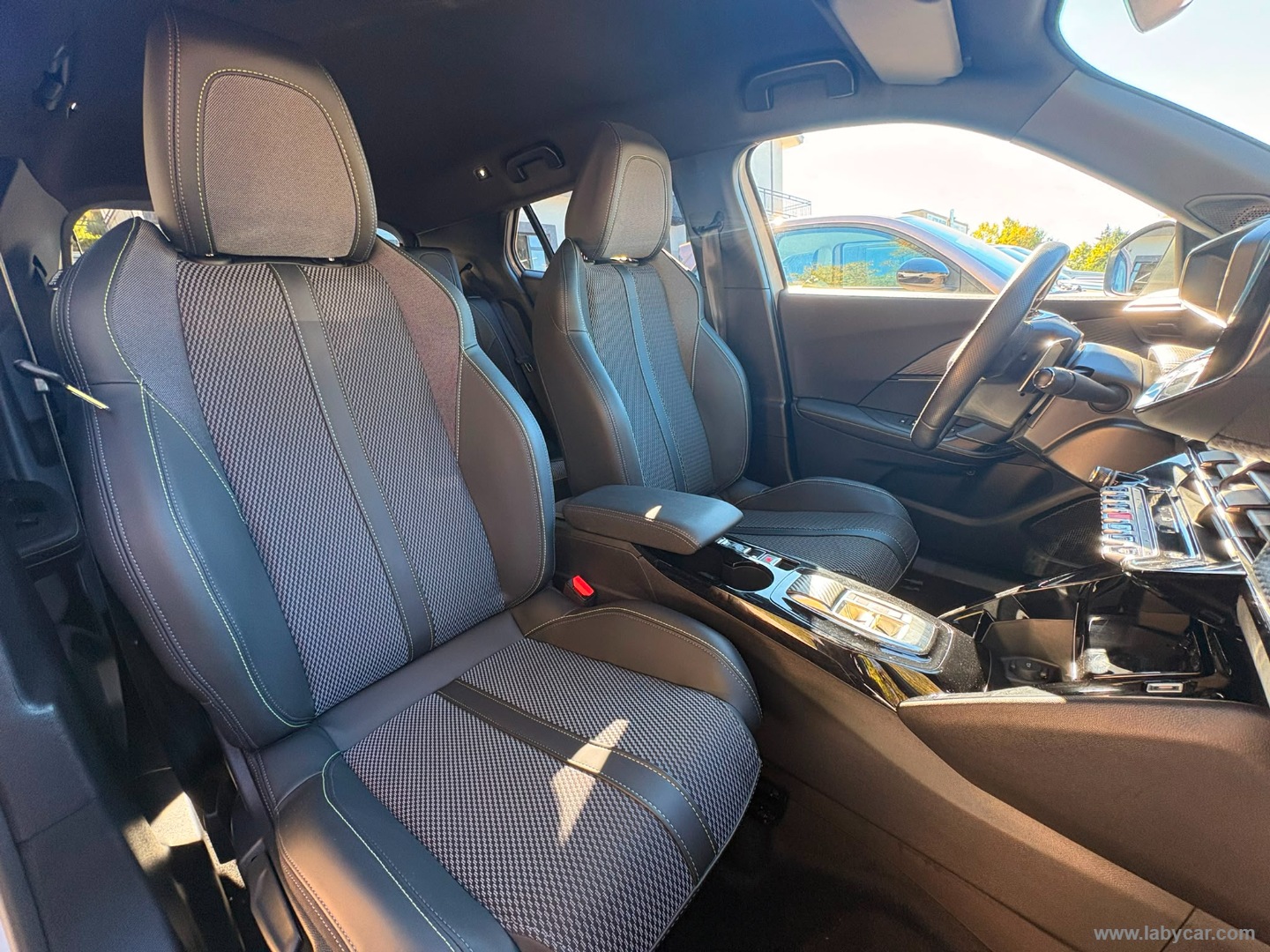 Peugeot 2008 PureTech 130 S&S EAT8 GT - Immagine 12