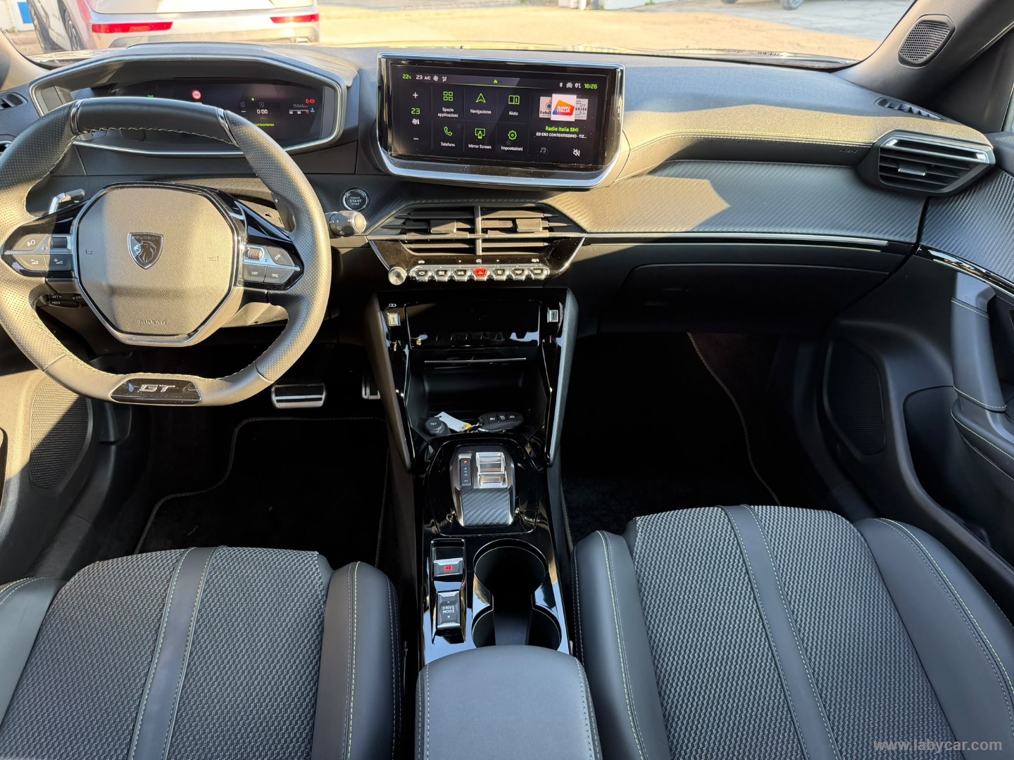 Peugeot 2008 PureTech 130 S&S EAT8 GT - Immagine 12
